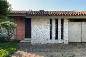 Casa com 381m², 4 dormitórios, 1 suíte, 4 vagas, no bairro Tristeza em Porto Alegre