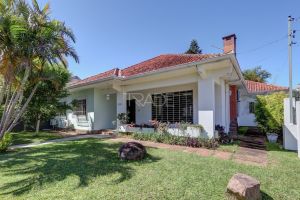 Casa com 267m², 3 dormitórios, 1 suíte, 5 vagas, no bairro Tristeza em Porto Alegre