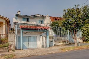 Casa com 265m², 4 dormitórios, 1 suíte, 3 vagas, no bairro Tristeza em Porto Alegre