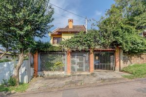 Casa com 149m², 3 dormitórios, 1 suíte, 2 vagas, no bairro Tristeza em Porto Alegre